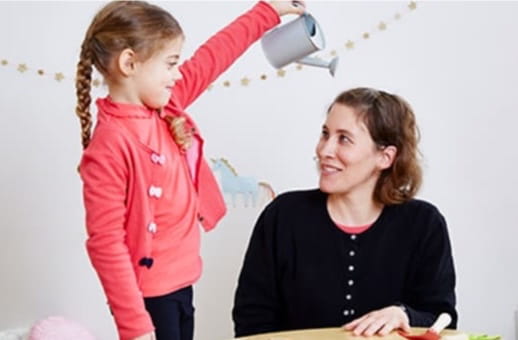 Une mère et sa fille jouent ensemble