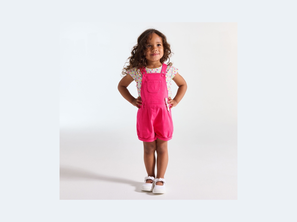 Kurze rosa Latzhose und T-Shirt Kleinkind Mädchen 1