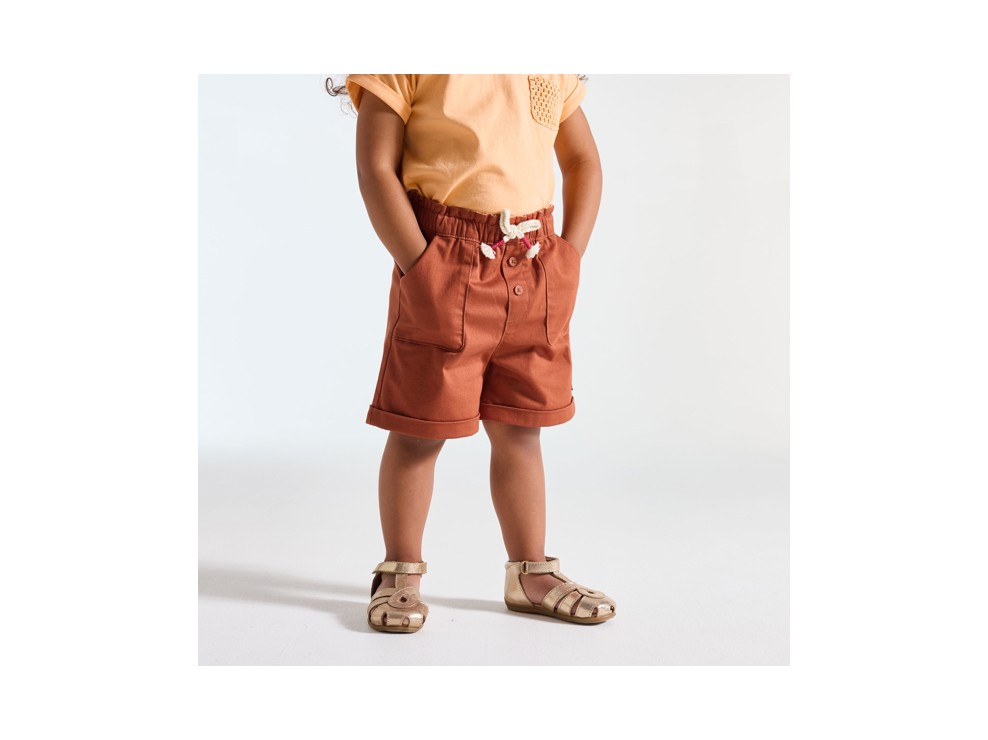 Braune Shorts mit Cargotaschen für kleine Mädchen 2