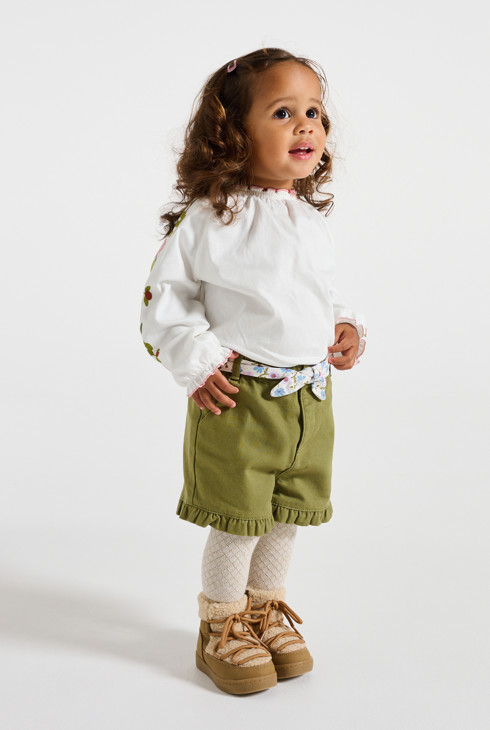 Shorts aus khakigrünem Baumwoll-Twill mit Volants für kleine Mädchen 1