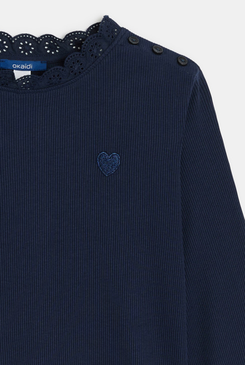 Camiseta azul marino bordada niña 2