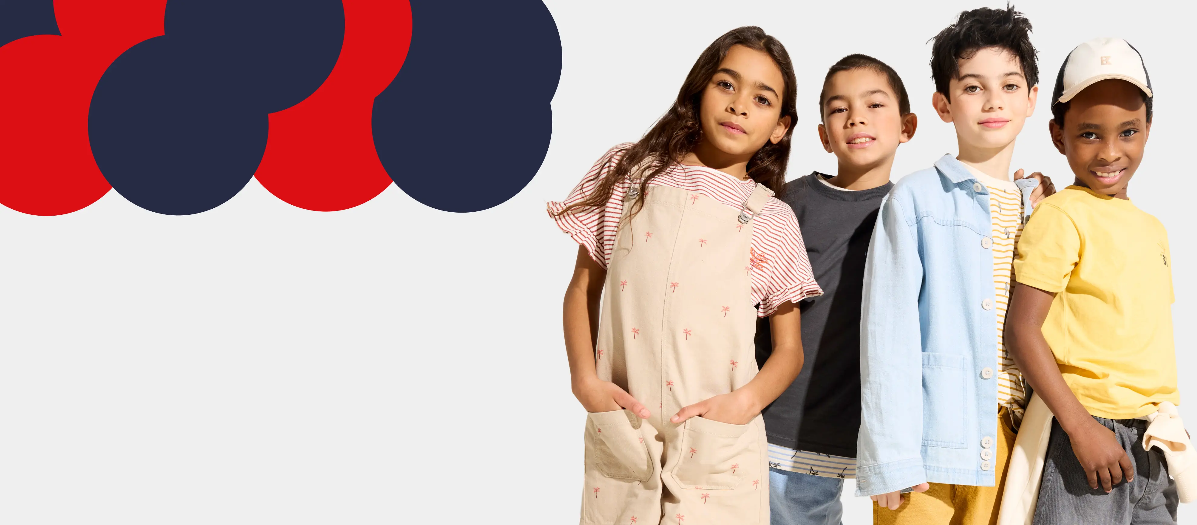 Illustration des soldes, avec des enfants en tenue OKAIDI