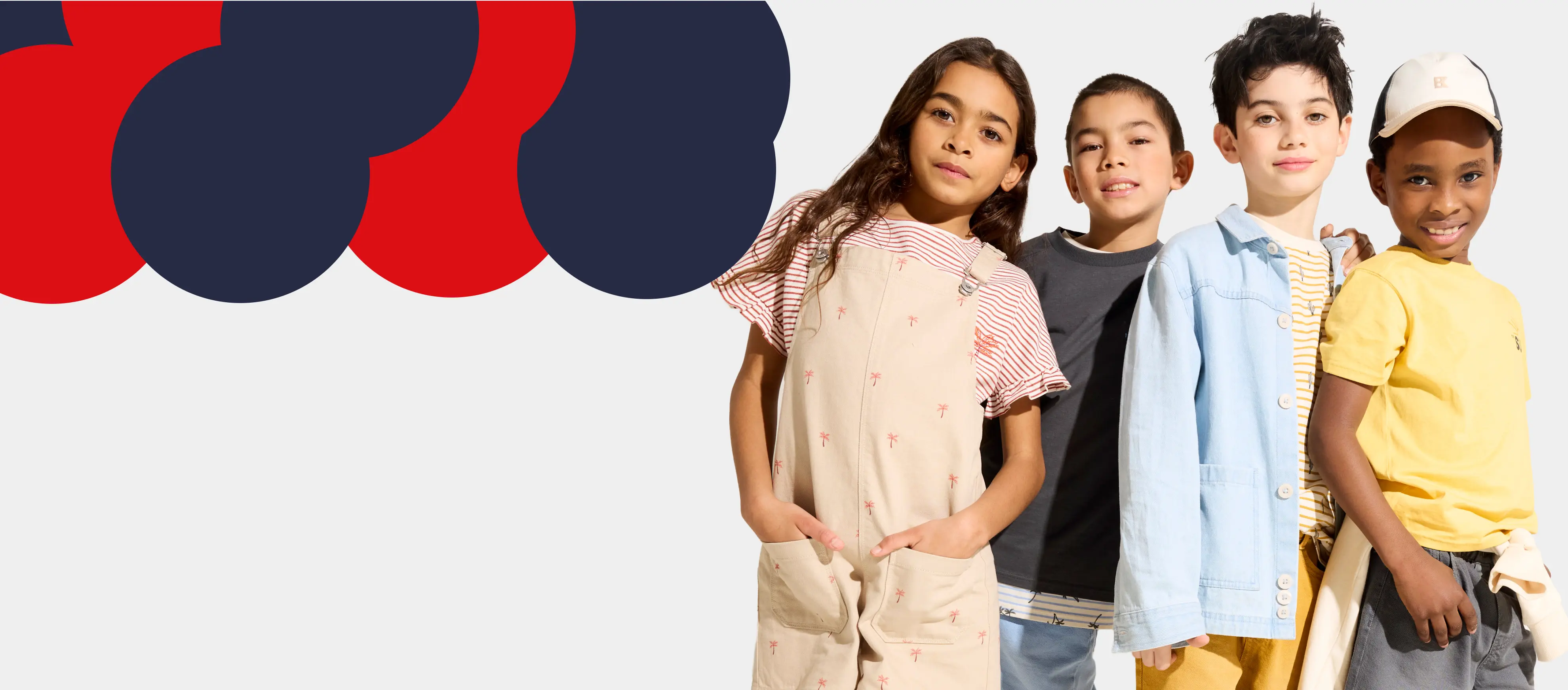 Illustration des soldes, avec des enfants en tenue OKAIDI