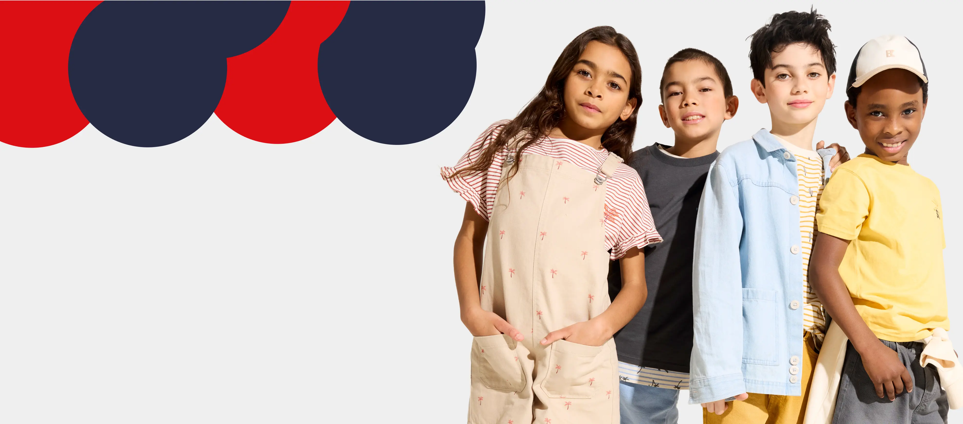 Illustration des soldes, avec des enfants en tenue OKAIDI