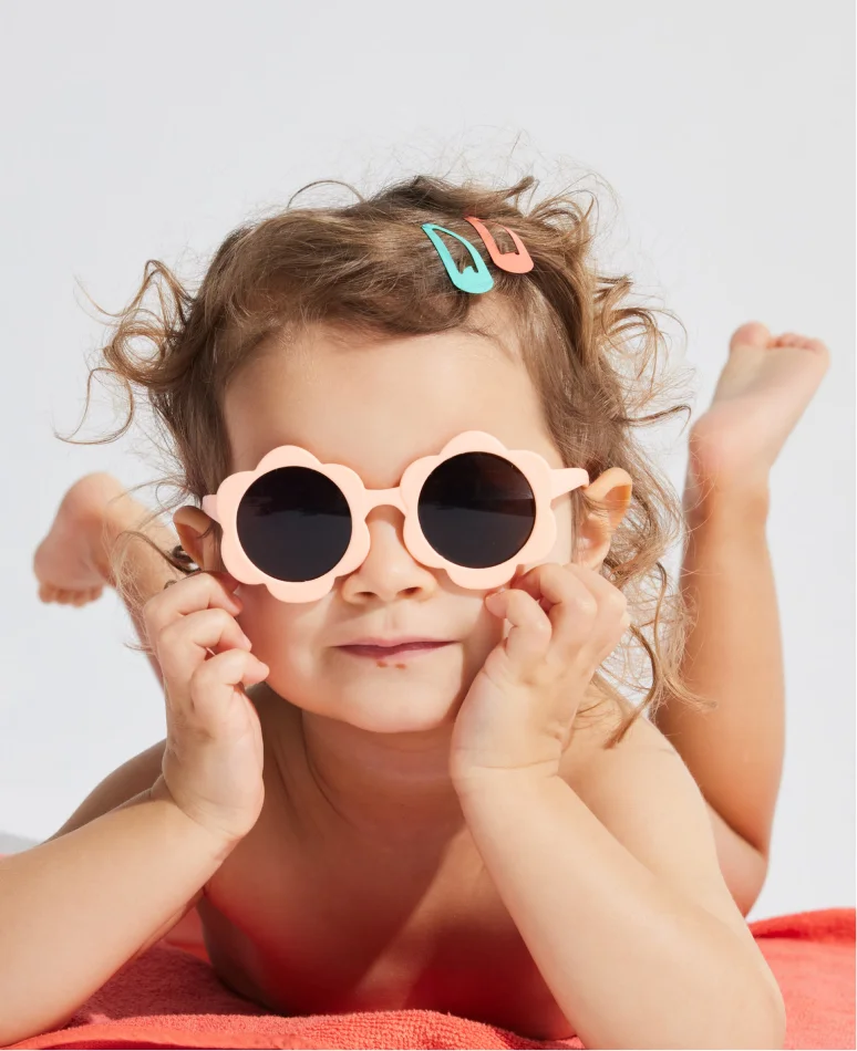 petite fille avec des lunettes OKAIDI