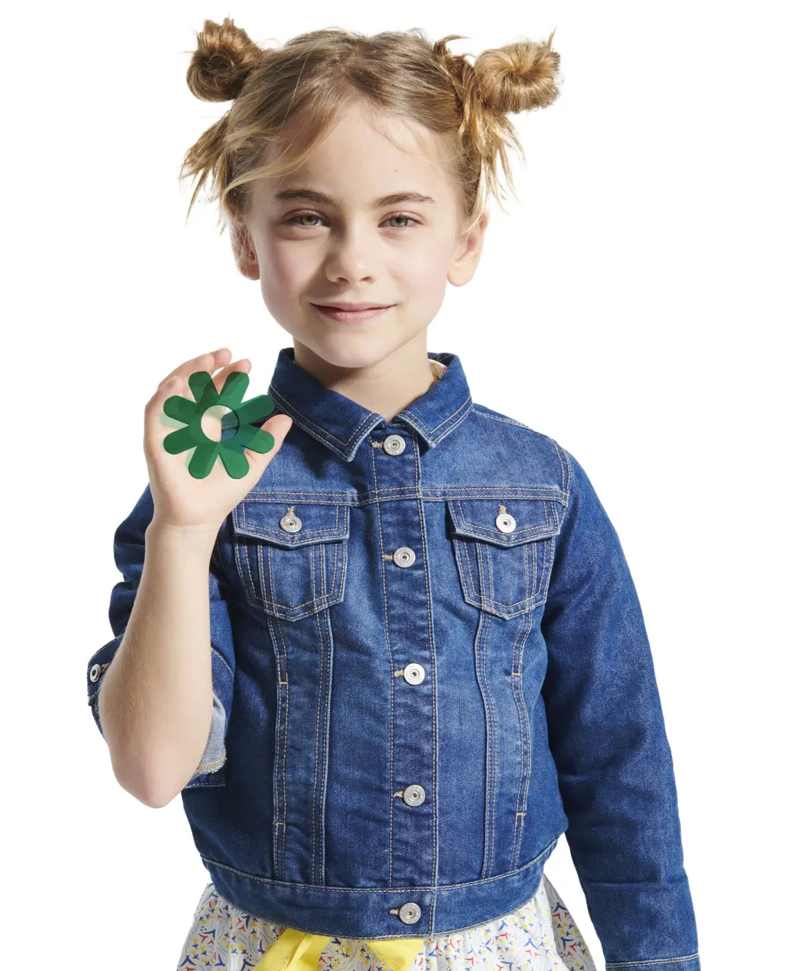 fille avec logo de fleur dans les main