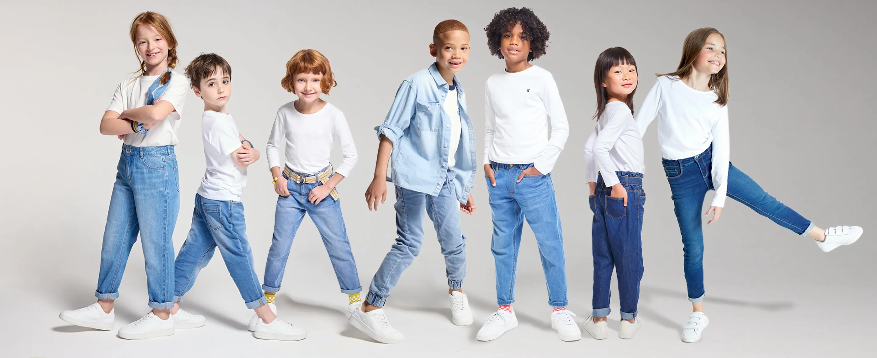 groupe d'enfants qui portent un jeans OKAIDI