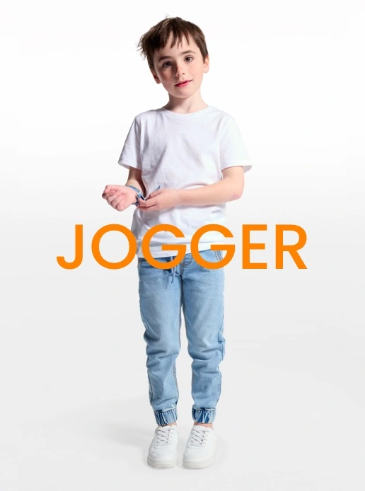 garcon qui porte un jean de coupe jogger