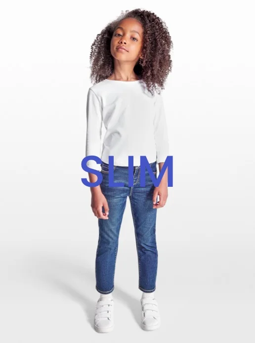 Fille qui porte un jean de coupe slim