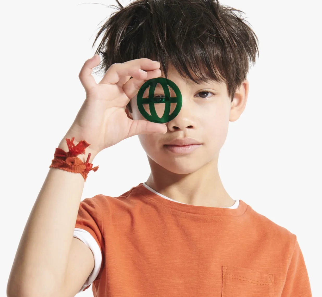 enfant avec logo dans une main