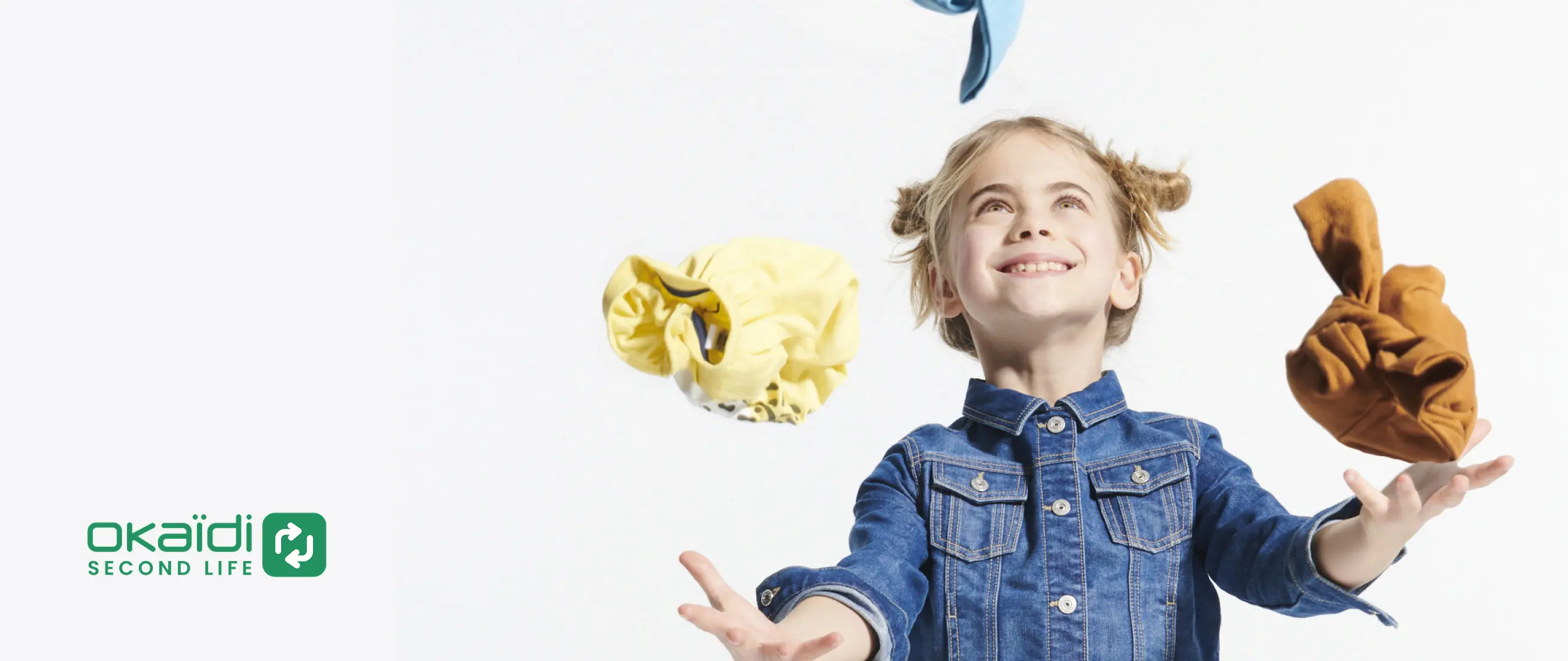 fille qui jonggle avec des vêtements