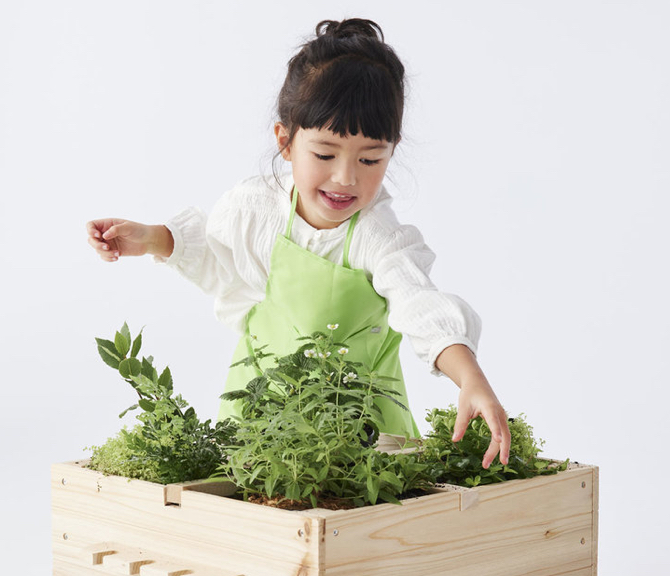 photo de la Terre en pâte à modeler tenue par des mains