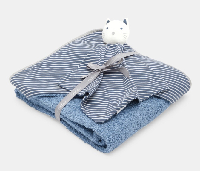 photo de la Terre en pâte à modeler tenue par des mains