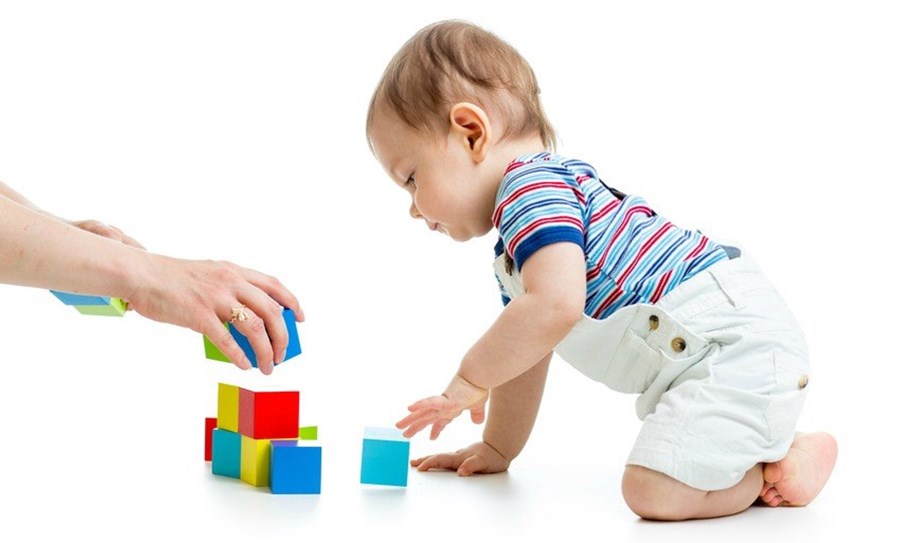 Votre bébé a 12 mois : il prend des risques Votre bébé a 12 mois : il prend des risques