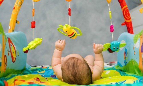 Votre Bebe A 6 Mois Il S Interesse A Tout