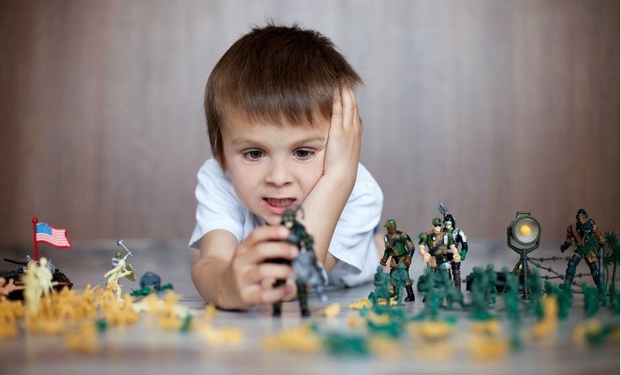 Bannir ou accepter les jouets guerriers : quelle influence sur les enfants ? Bannir ou accepter les jouets guerriers : quelle influence sur les enfants ?