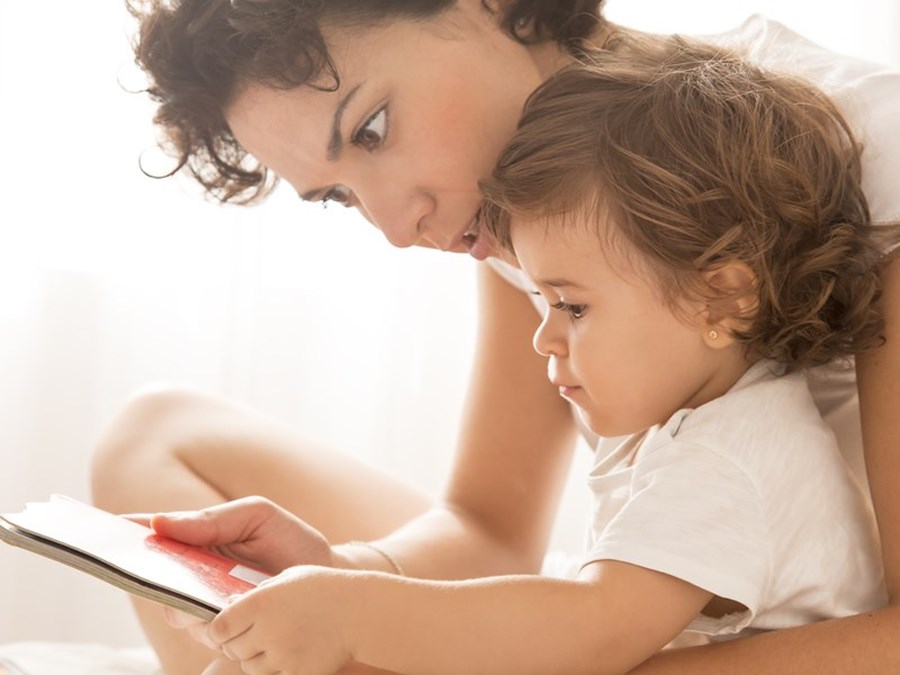 Donner le goût de lire aux enfants avec Montessori