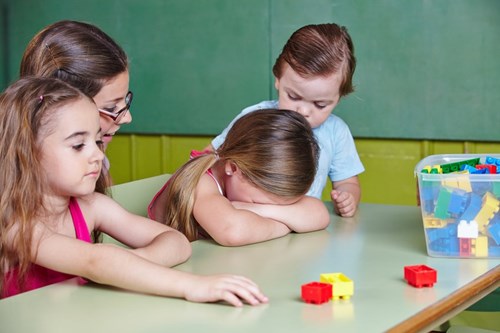 Bébé qui mord à la crèche : comment gérer ? Bébé qui mord à la crèche : comment gérer ?