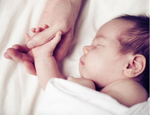 Premières nuits avec bébé : tous nos conseils pour tenir le coup !