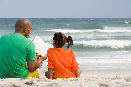 Les vacances, est-ce le bon moment pour leur donner le goût de lire ? 