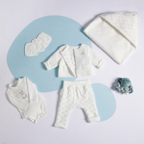 Quel cadeau offrir à une baby shower ? 5 idées douces et utiles !