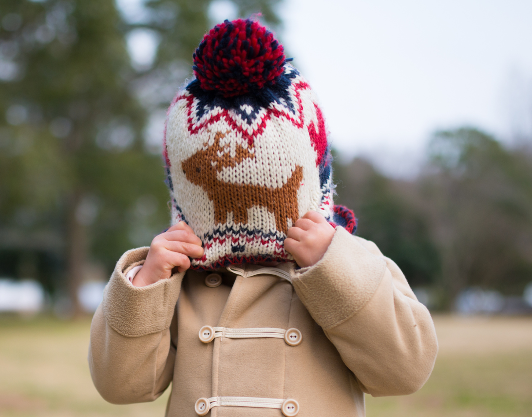 Enfant avec un bonnet sur la tête