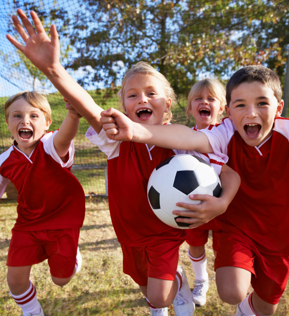 enfants heureux de faire du foot