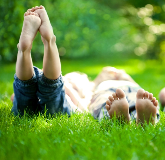 Quelle joie de se rouler dans l'herbe quand on est un enfant !