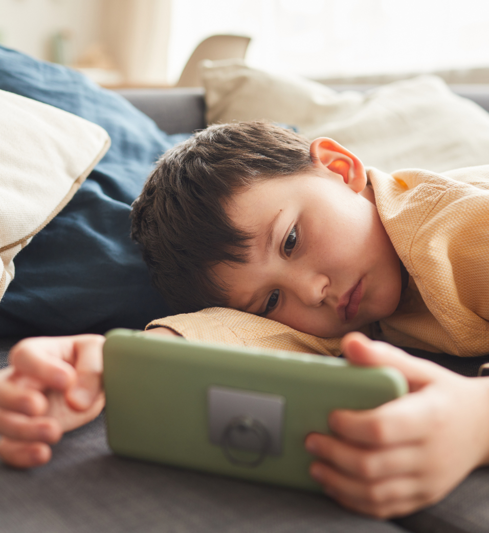 Enfant devant un écran