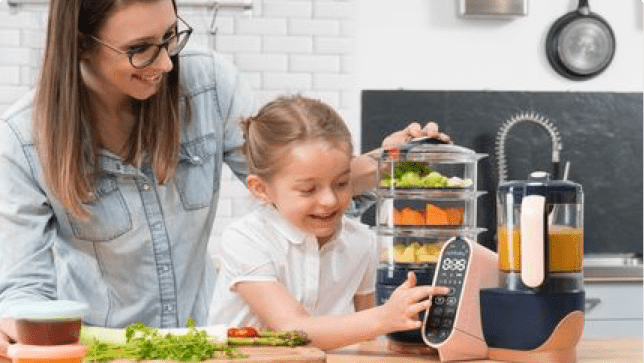 Mère avec sa fille préparant le repas