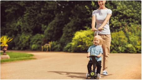 Mère avec enfant tricycle