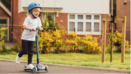 enfant avec trottinette