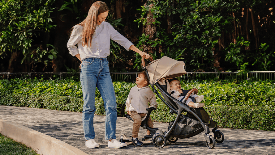 enfant avec trottinette
