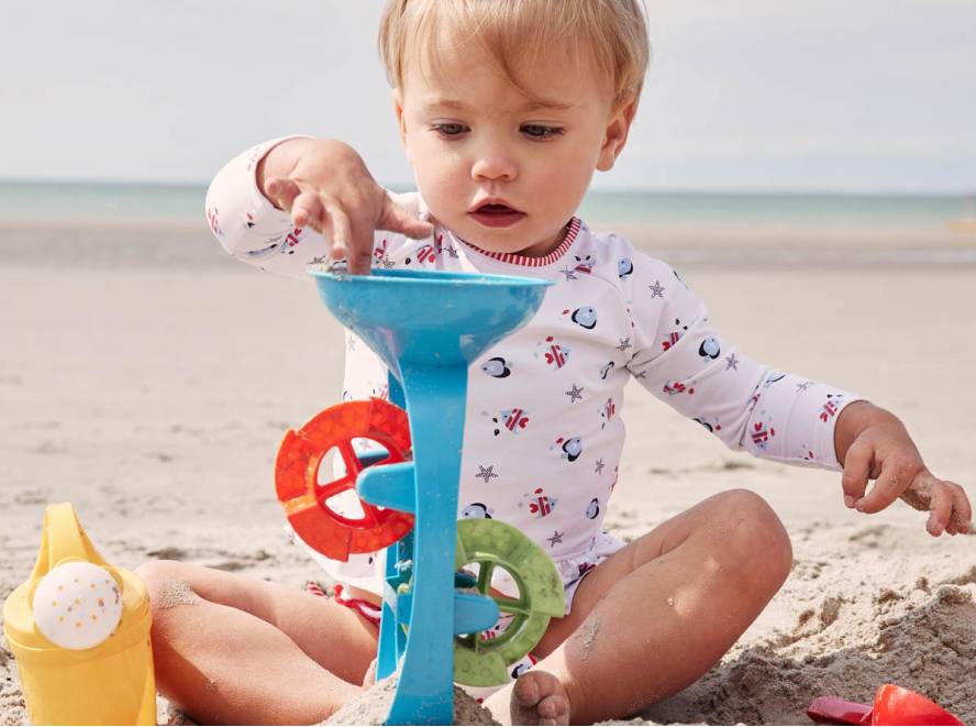 enfant dans le sable