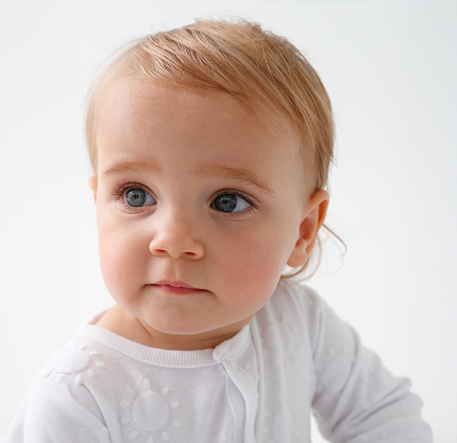 bébé sur un tapis sur le ventre