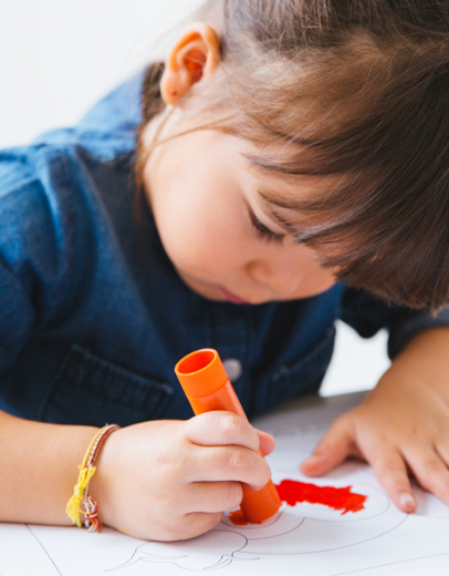 enfant dessine feutre