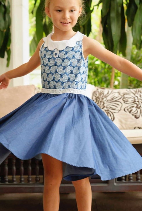 Robe qui tourne fleurie bleue dentelle blanche Hepburn, La Faute à Voltaire
