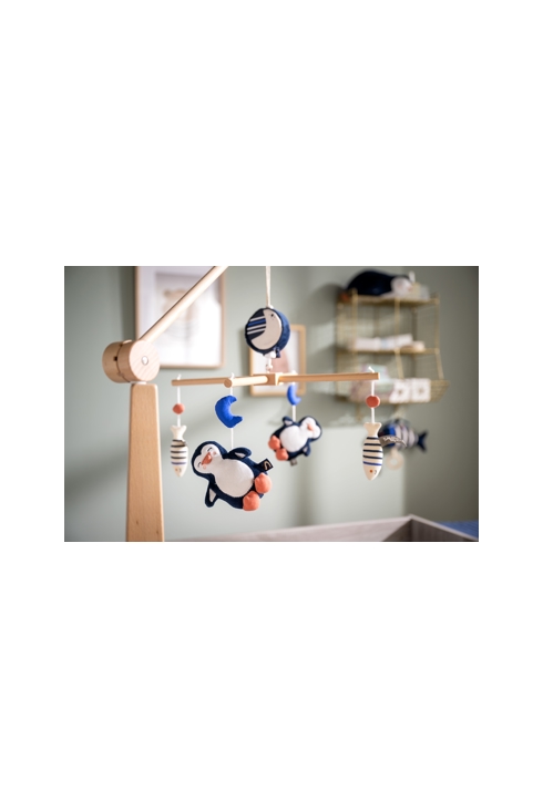 Mobile musical en bois avec jouets pingouin