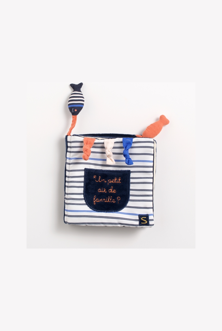 Livre d'éveil marinière avec détail poisson 1