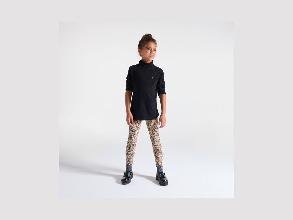 Camiseta con cuello enrollado negra niña 1