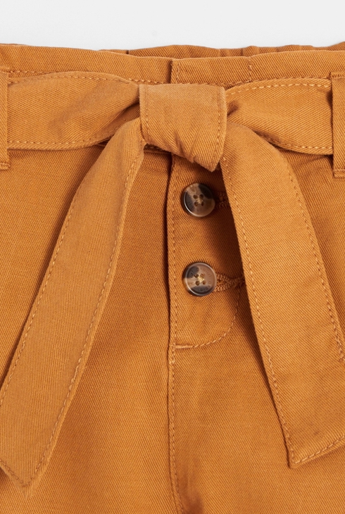 Kratke hlače s pasom iz enobarvnega platna bež deklica 2