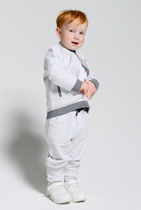 Bijela jakna u koledž stilu od mekanog flisa s patentnim zatvaračem za dječake. 1