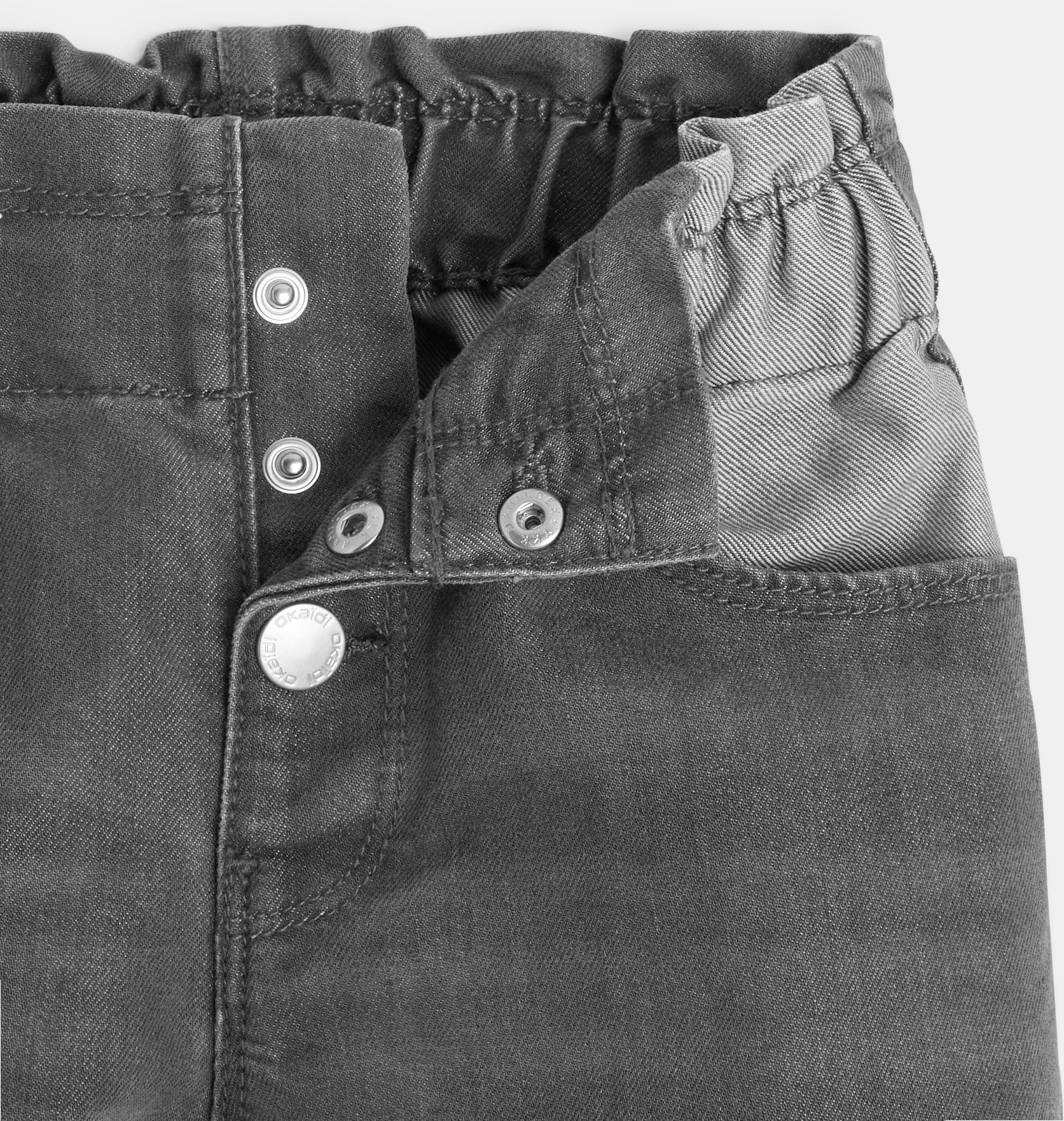 Kavbojke spranega videza z visokim pasom siva deklica 2