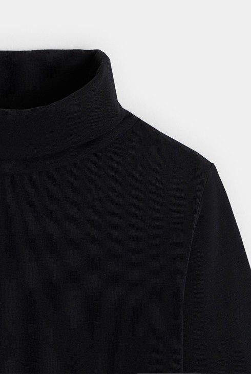 Long-sleeved turtleneck shirt 2