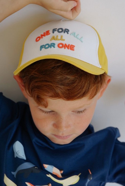 Casquette "One for all, all for one" jaune garçon