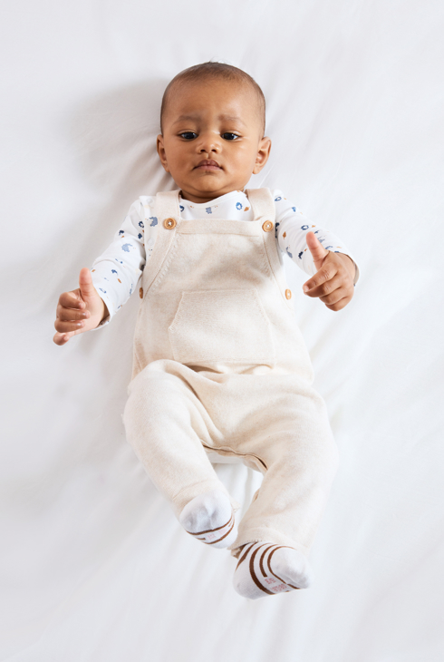 Feinstrick-Latzhose und Igel-Body Beige Geburt 1