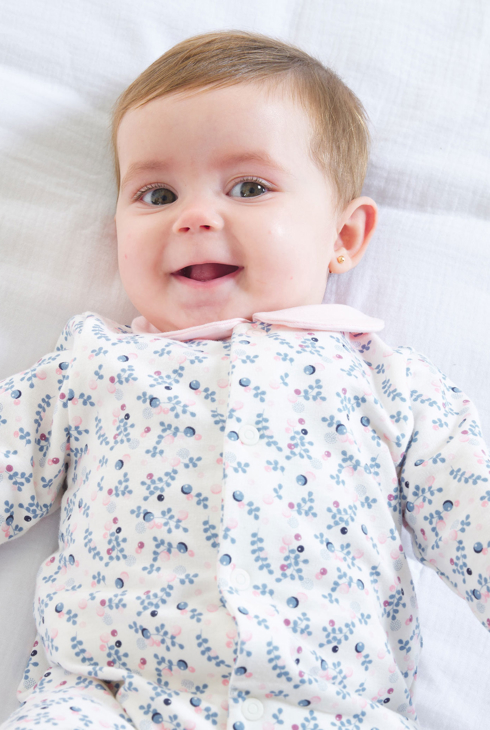 Kombinezon s cvetličnim potiskom bela rojstvo 1