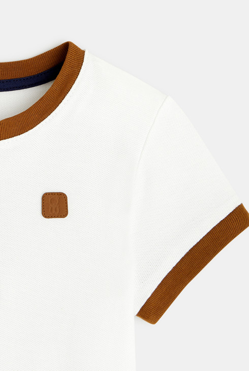 Bijela majica od prošivenog pikea s gumbima na ovratniku za dječake 2