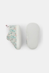 Zapatillas de tela estampado flores blancas recién nacido 4