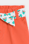 Festonierte orangefarbene Shorts mit bedrucktem Gürtel Baby Mädchen 3